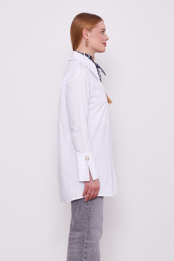 LevidorBeyaz Broş Düğme Detaylı Gömlek