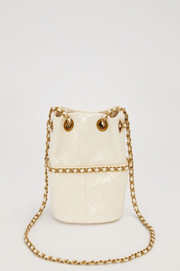 LevidorBeyaz Büzgü Kapamalı Zincir Askılı Omuz Çantası