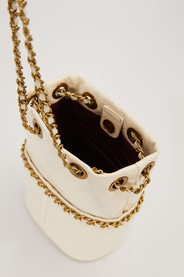 LevidorBeyaz Büzgü Kapamalı Zincir Askılı Omuz Çantası