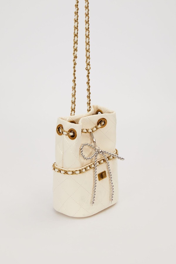 LevidorBeyaz Büzgü Kapamalı Zincir Askılı Omuz Çantası