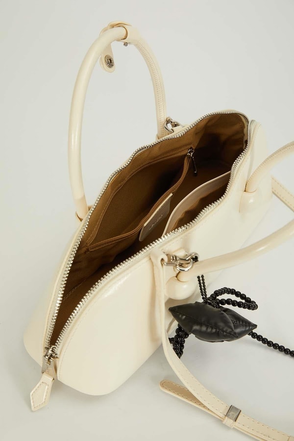 LevidorBeyaz Charm Detaylı Baget Çanta