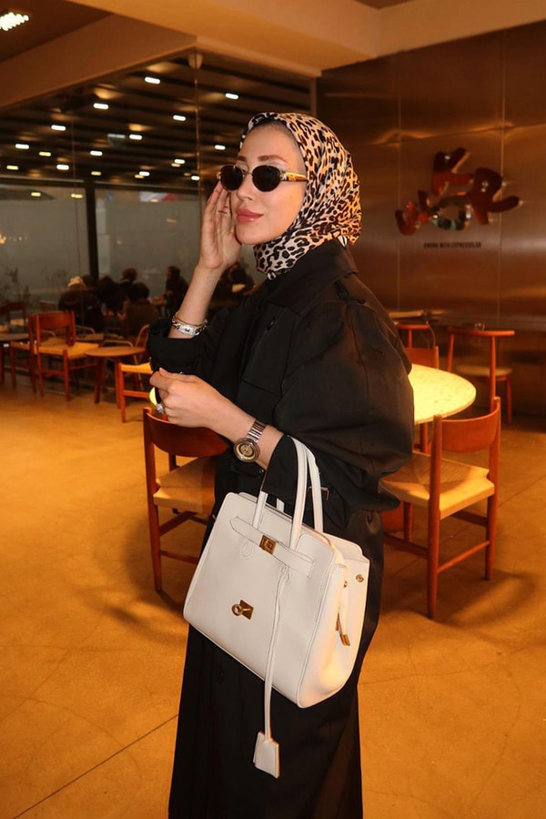 LevidorBeyaz Deri Aksesuar Detaylı El Çantası