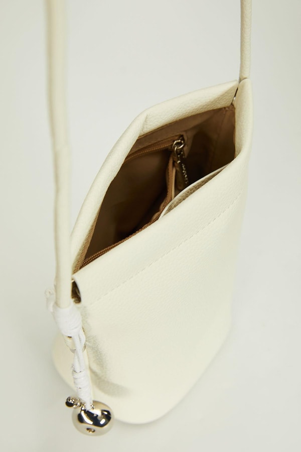 LevidorBeyaz Metal top Aksesuarlı Omuz Çantası