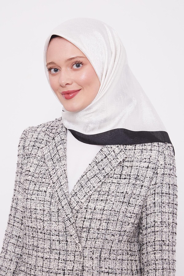 LevidorBeyaz-Siyah Halka Desen Monogram Eşarp
