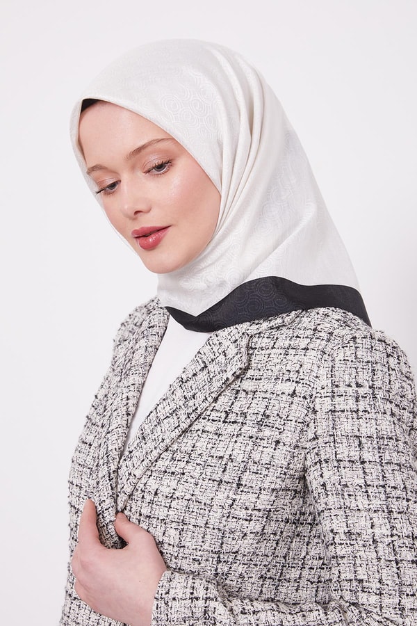 LevidorBeyaz-Siyah Halka Desen Monogram Eşarp