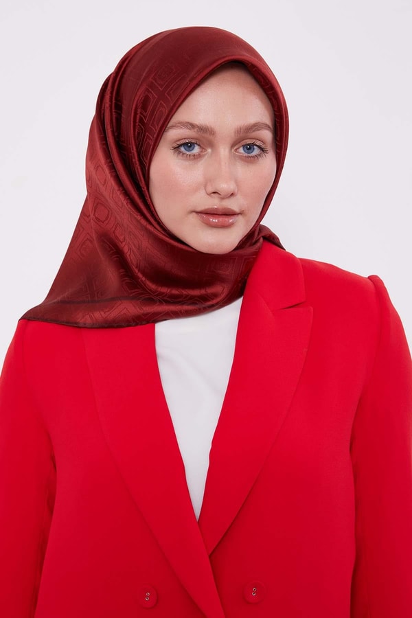 LevidorBordo Baklava Desen Monogram İpek Eşarp