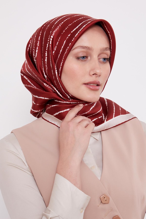 LevidorBordo Çizgili Yazı Desen Twill İpek Eşarp