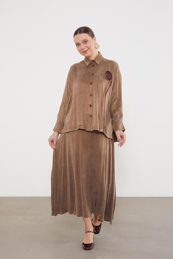 LevidorCamel Önü Gül Detaylı Düğmeli Etek Takım