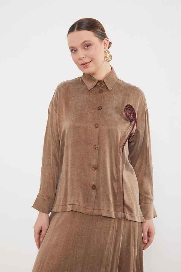 LevidorCamel Önü Gül Detaylı Düğmeli Etek Takım