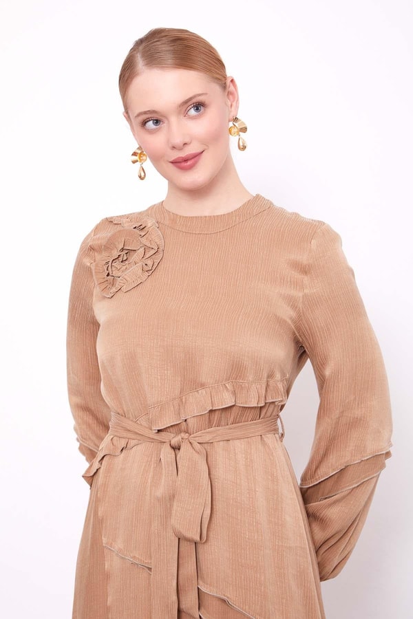 LevidorCamel Yakası Gül Detaylı Cupra Elbise