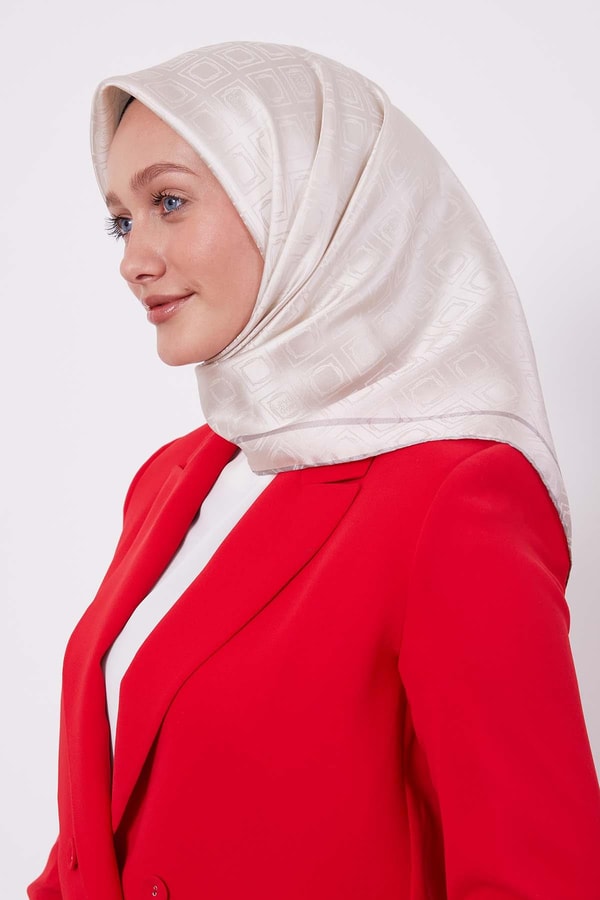 LevidorEkru Baklava Desen Monogram İpek Eşarp