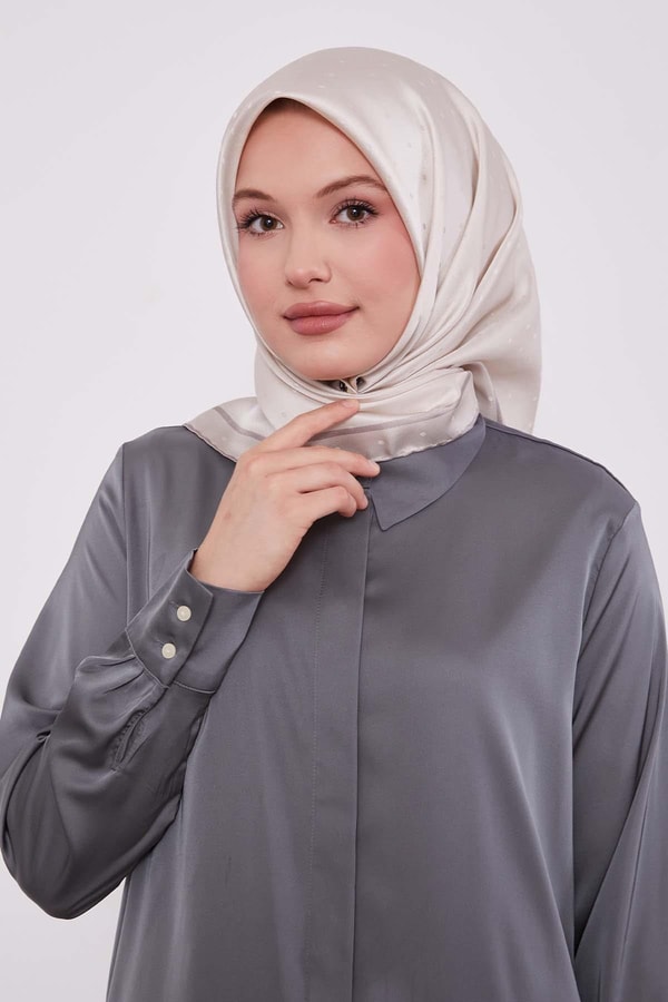 LevidorEkru Benek Desen Monogram İpek Eşarp