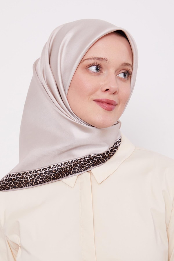 LevidorEkru Leopar Desen Twill İpek Eşarp