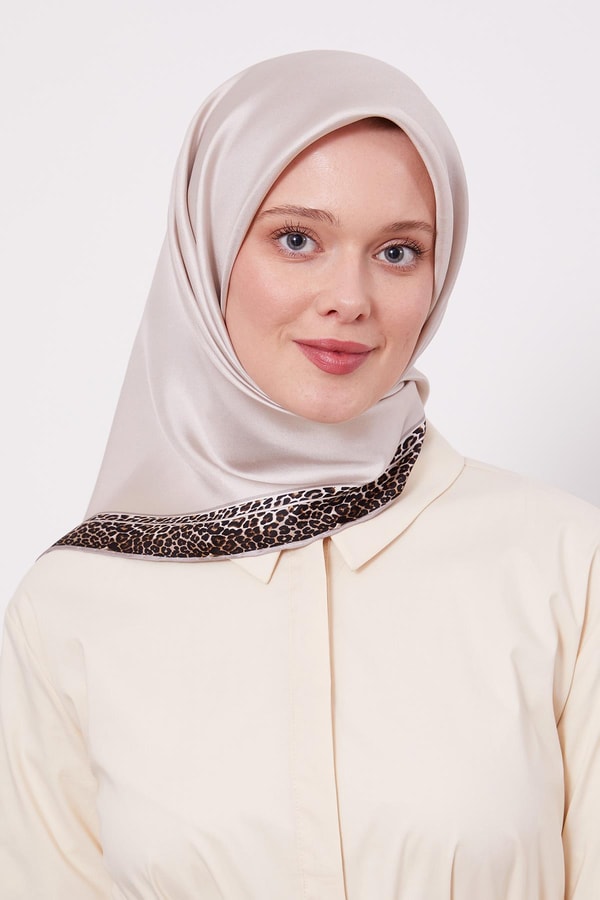 LevidorEkru Leopar Desen Twill İpek Eşarp