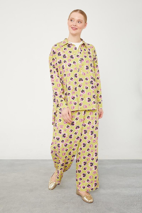 LevidorFıstık Yeşili Menekşe Desenli Alt- Üst Takım