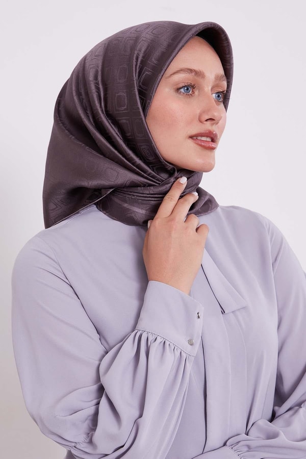 LevidorFüme Baklava Desen Monogram İpek Eşarp