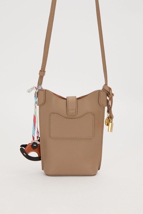 LevidorGri Atlı Charm Detaylı Omuz Çantası