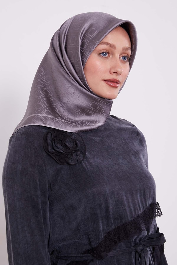 LevidorGri Baklava Desen Monogram İpek Eşarp