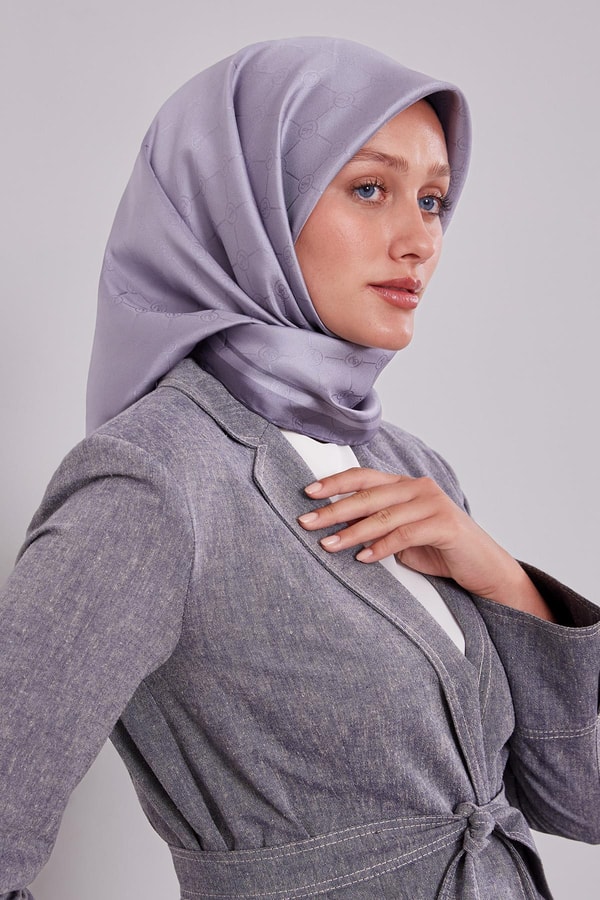 LevidorGri Kenar Şeritli Monogram İpek Eşarp