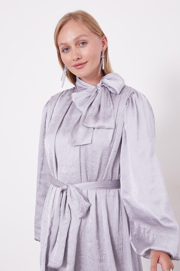 LevidorGri Kuşak Detaylı Saten Kraş Elbise