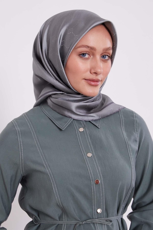 LevidorGri Petek Desen Monogram İpek Eşarp
