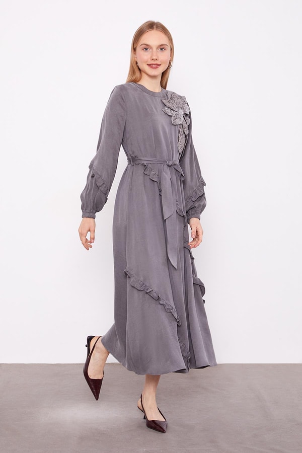 LevidorGri Yakası Çiçek Detaylı Cupra Elbise