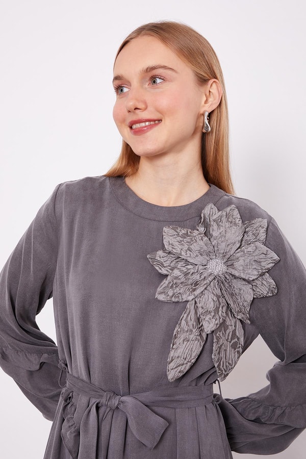 LevidorGri Yakası Çiçek Detaylı Cupra Elbise