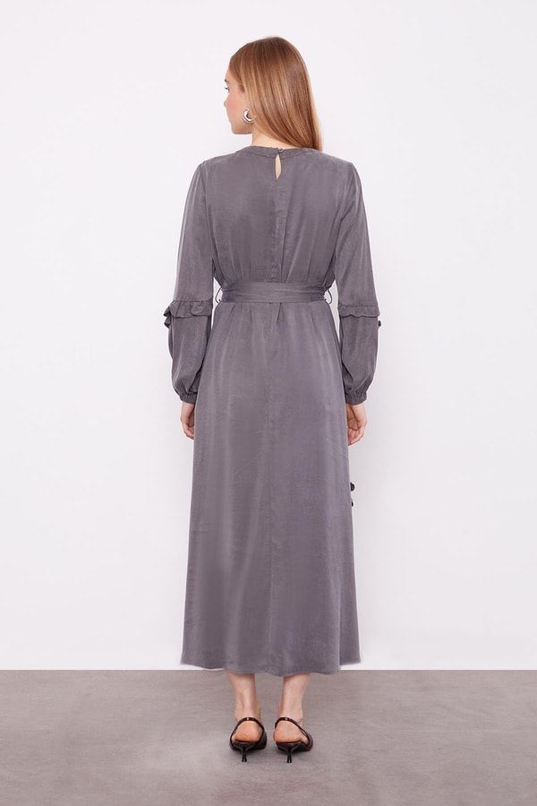 LevidorGri Yakası Çiçek Detaylı Cupra Elbise