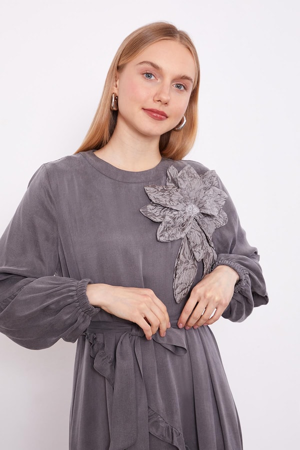 LevidorGri Yakası Çiçek Detaylı Cupra Elbise