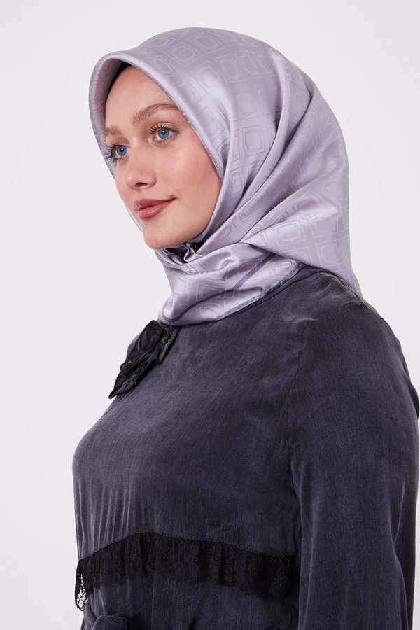 LevidorGümüş Baklava Desen Monogram İpek Eşarp