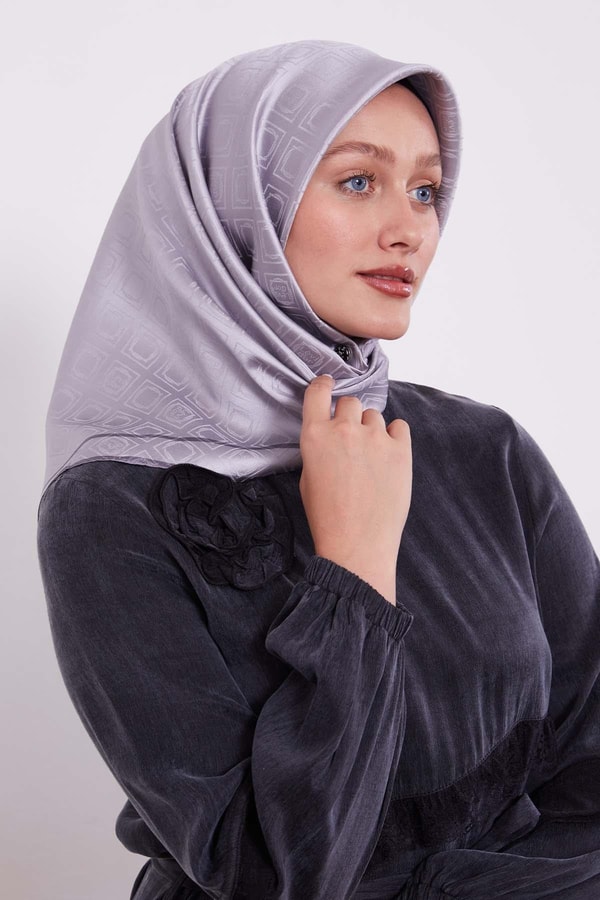 LevidorGümüş Baklava Desen Monogram İpek Eşarp