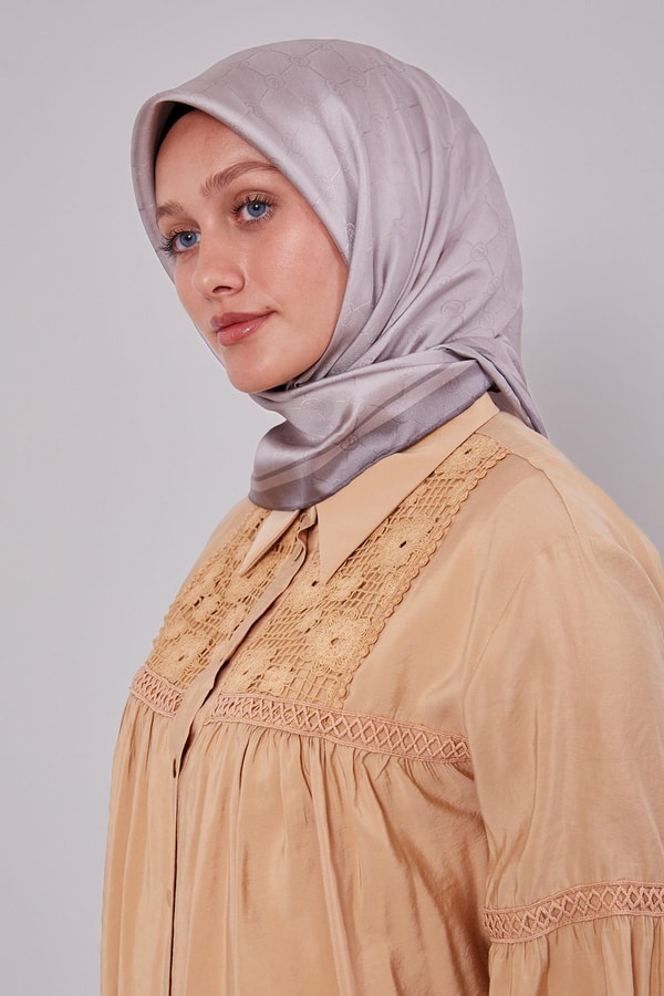 LevidorK.Pudra Kenar Şeritli Monogram İpek Eşarp