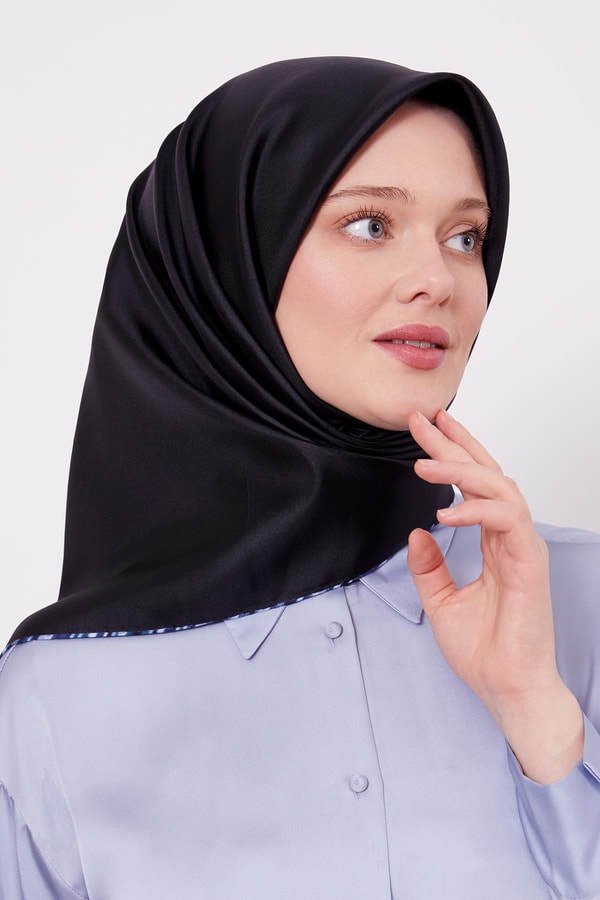 LevidorK.Lacivert Benekli Twill İpek Eşarp