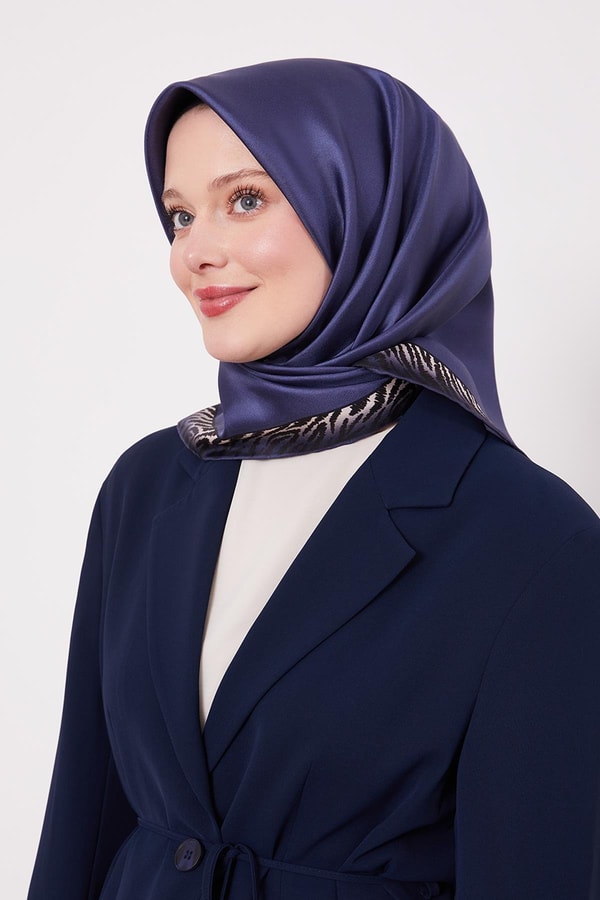 LevidorK.Lacivert Kenar Leopar Desen Twill İpek Eşarp