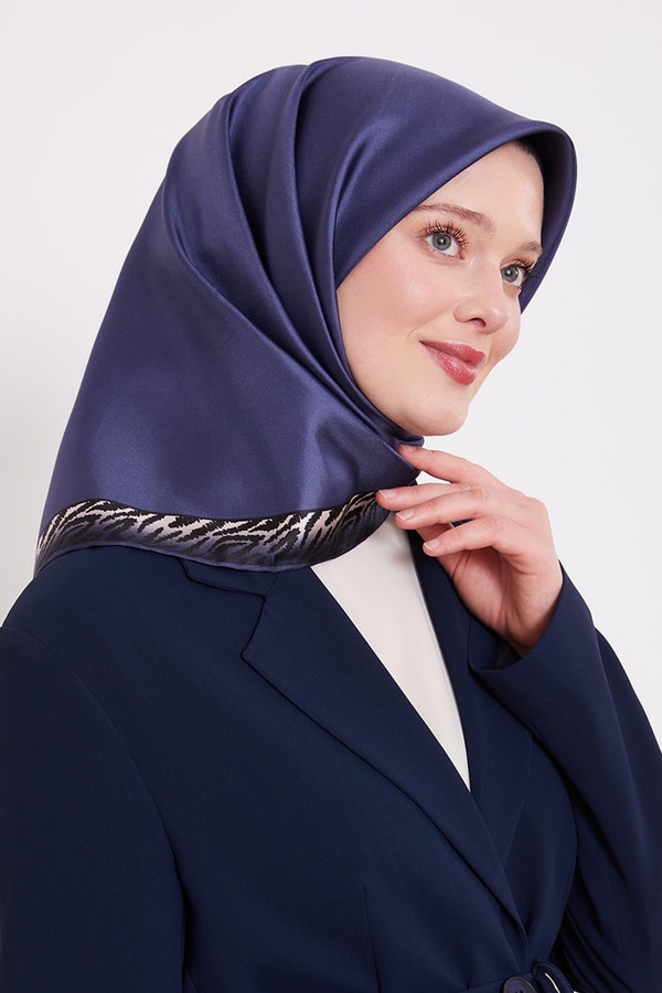 LevidorK.Lacivert Kenar Leopar Desen Twill İpek Eşarp