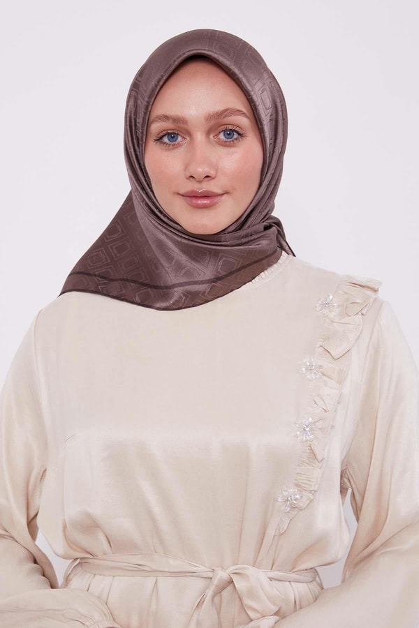 LevidorK.Kahve Baklava Desen Monogram İpek Eşarp