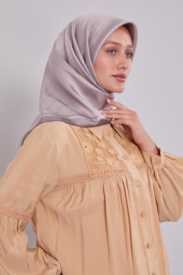 LevidorK.Pudra Kenar Şeritli Monogram İpek Eşarp