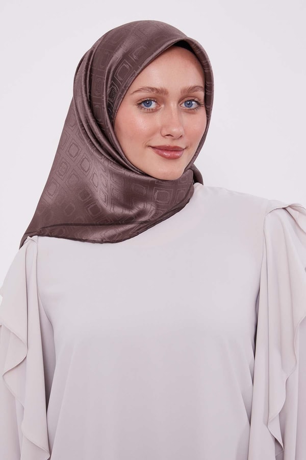 LevidorKahve Baklava Desen Monogram İpek Eşarp