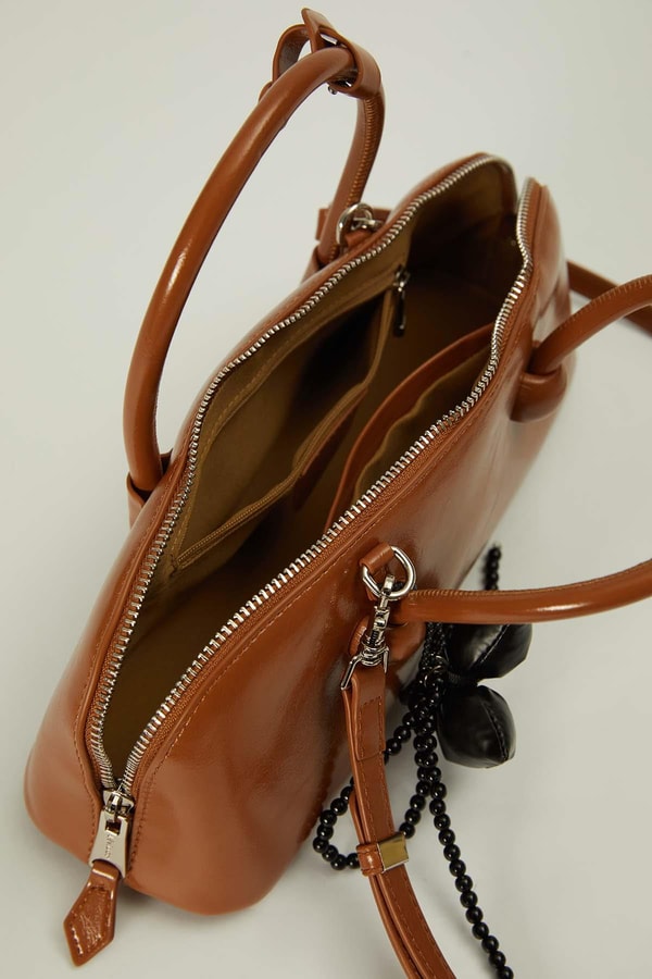 LevidorKahve Charm Detaylı Baget Çanta