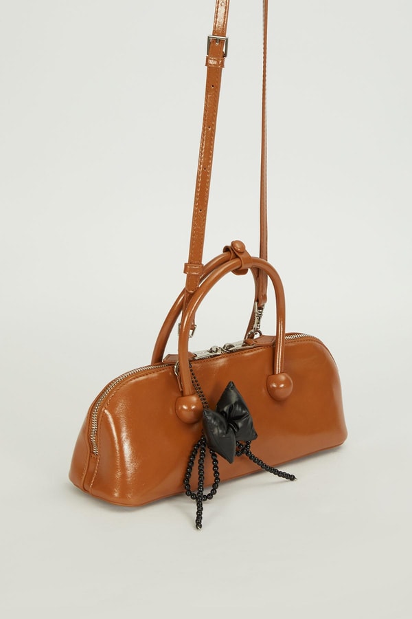 LevidorKahve Charm Detaylı Baget Çanta