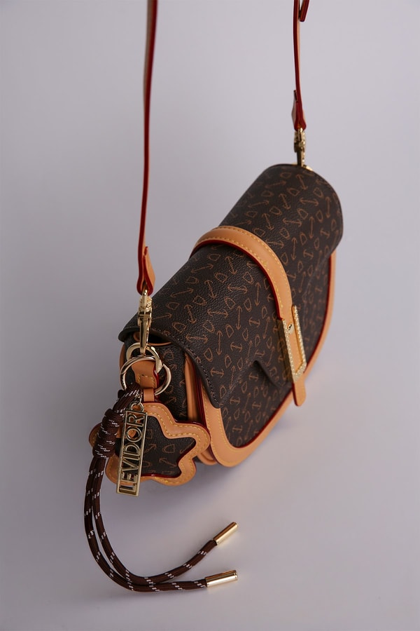 LevidorKahve Charm Detaylı Desenli Çapraz Omuz Çantası