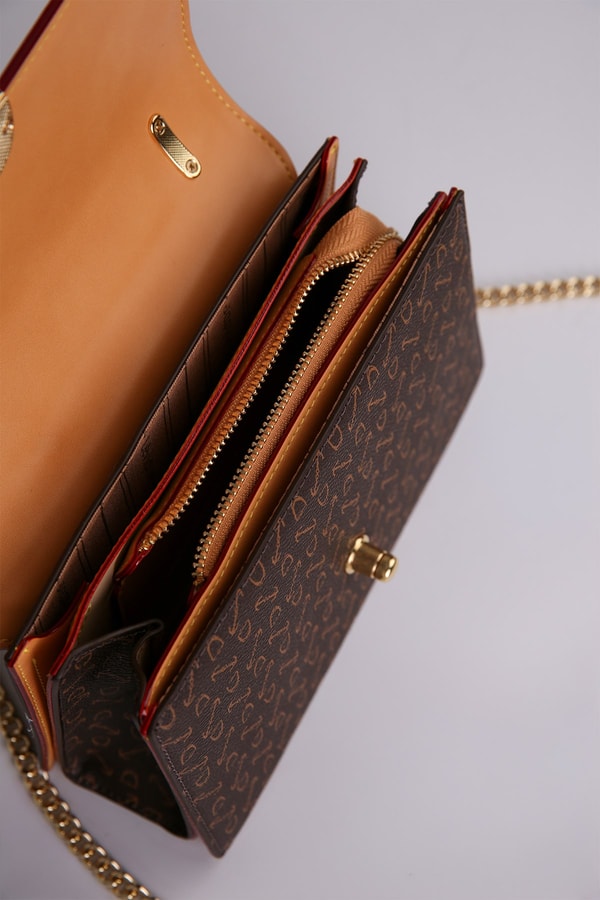 LevidorKahve Monogram Baskılı Zincirli Çapraz Çanta