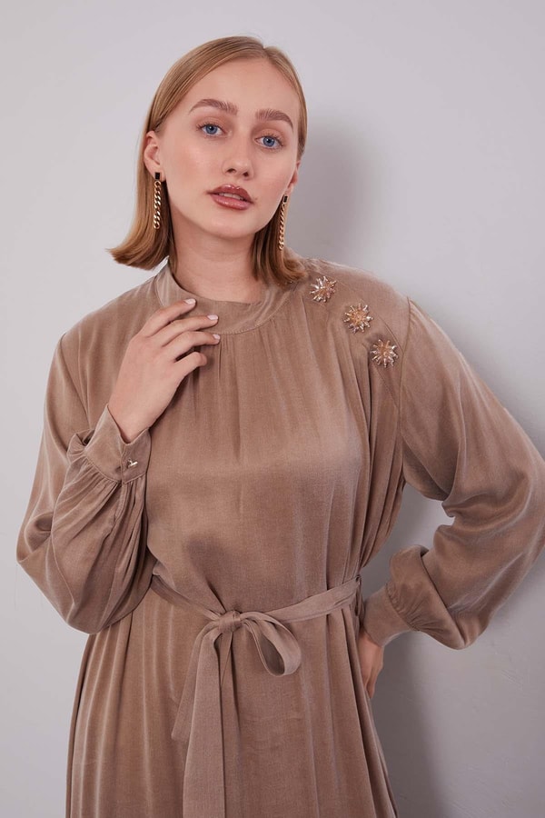 LevidorKahve Omuz Taş Çiçek Detaylı Cupra Elbise