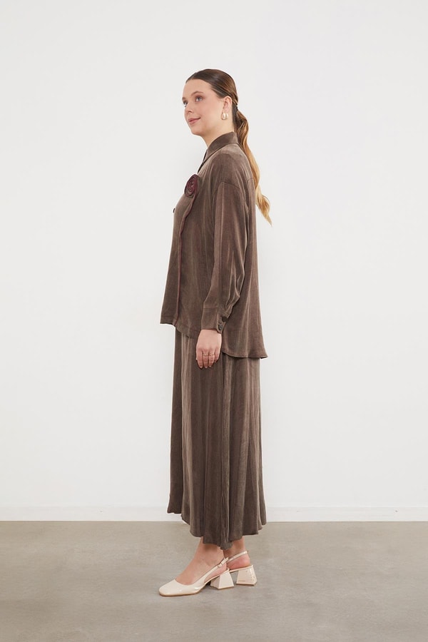 LevidorKahve Önü Gül Detaylı Düğmeli Etek Takım