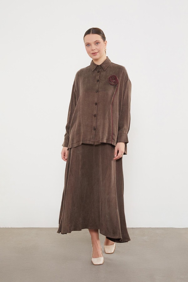 LevidorKahve Önü Gül Detaylı Düğmeli Etek Takım