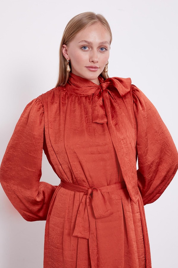 LevidorKiremit Kuşak Detaylı Saten Kraş Elbise