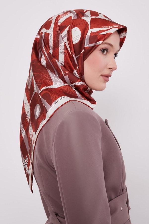 LevidorKırmızı Harf Baskılı Twill İpek Eşarp