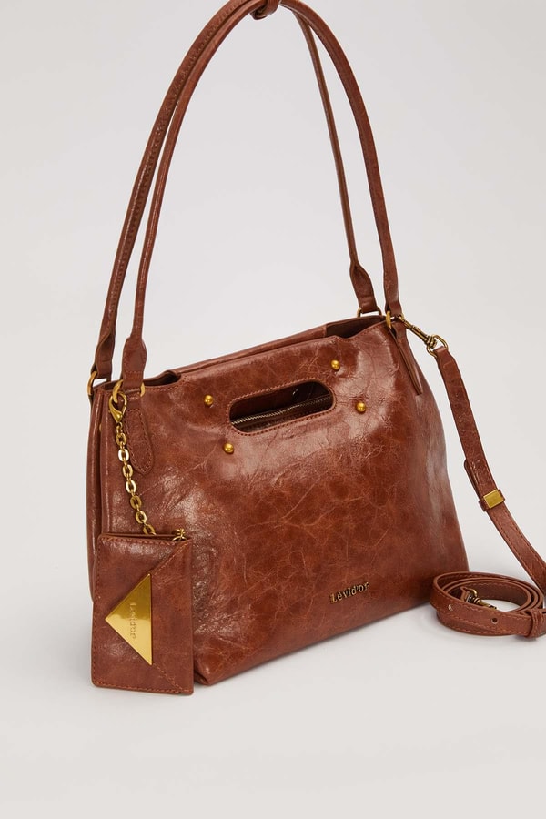 LevidorKOYU KAHVE Zarf Charm Detaylı Omuz Çantası