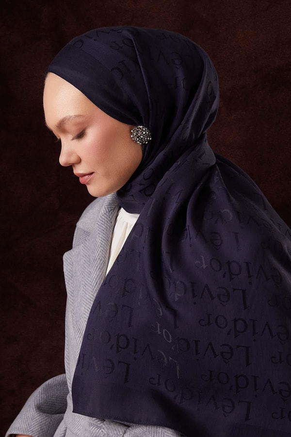 LevidorKoyu Lacivert Yazı Baskılı Naia Jakar Şal