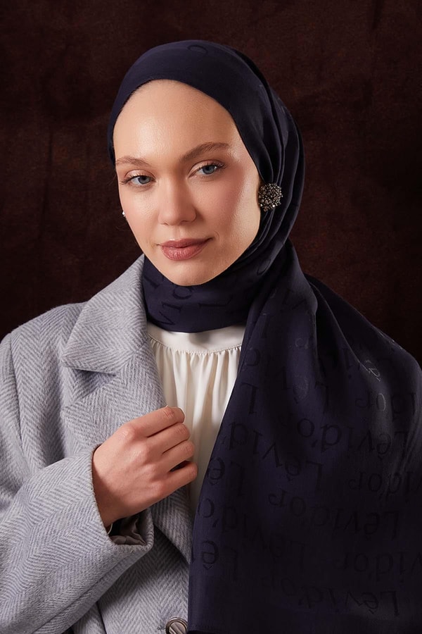 LevidorKoyu Lacivert Yazı Baskılı Naia Jakar Şal